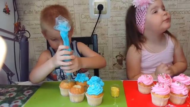 Polina and Seryozha decorate the capkey with cream 
Полина и Сережа украшают капкейки кремом