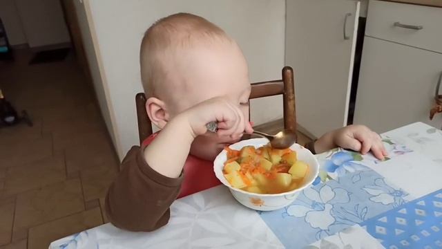 Малыш кушает гречку и суп