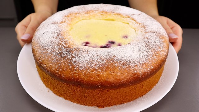 Несмотря на простоту, ПИРОГ можно подать и гостям: вкусный пирог "ВУЛКАН" С ТВОРОГОМ И ЯГОДАМИ