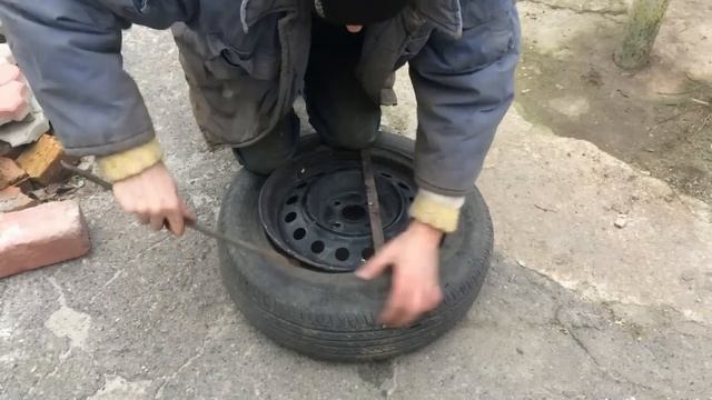 БОРТИРУЕМ КОЛЕСА САМИ . ДОМАШНЯЯ ШИНОМОНТАЖКА .КАК САМОМУ ПЕРЕБОРТИРОВАТЬ БЕСКАМЕРНЫЕ КОЛЕСА