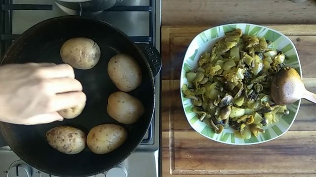 Картофель в мундире жаренный с грибами и луком