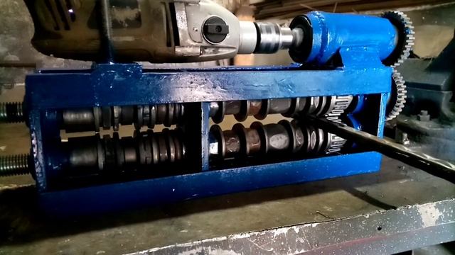 Блок усиления и прокатки профильной трубы с приводом от электро дрели.