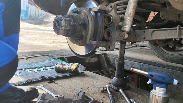 УАЗ Патриот. Замена передних тормозных колодок и смазка суппорта.