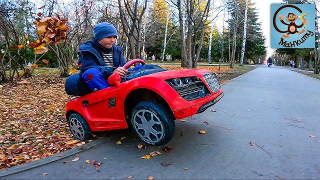 Дети и машина. Диана и Даня катаются на красной машинке и скейте. МанкиТайм
