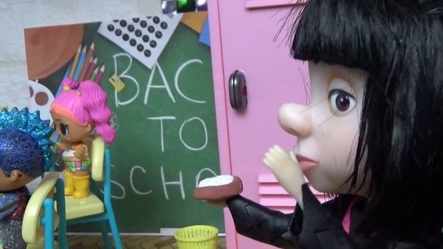 ПРАНКИ В ШКОЛЕ НАД ЗЛОЙ УЧИЛКОЙ! Куклы ЛОЛ LOL сюрприз в школе мультики Даринелка