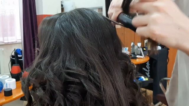 Укладка на длинные волосы утюжком.