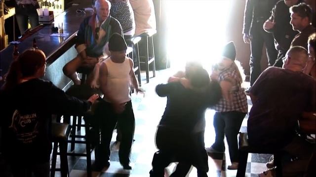 чудаки 3, эпизод в баре.