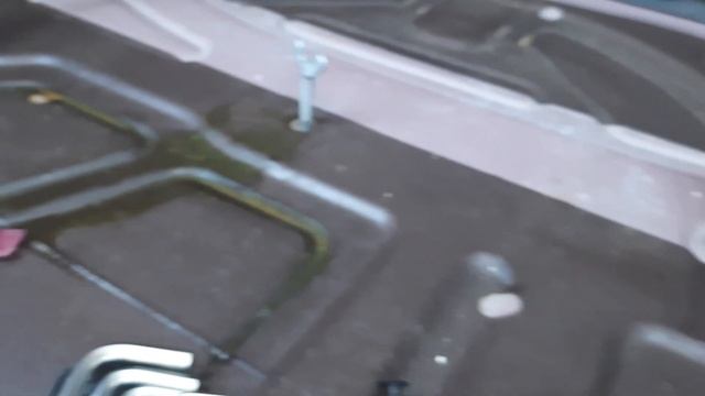 Фольксваген Тигуан 2013 года. Снятие пластиковой панели для регулировки петли замка багажника.