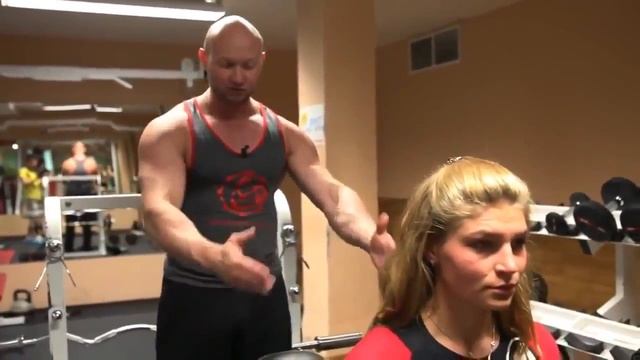 Девушки качаем грудные мышцы