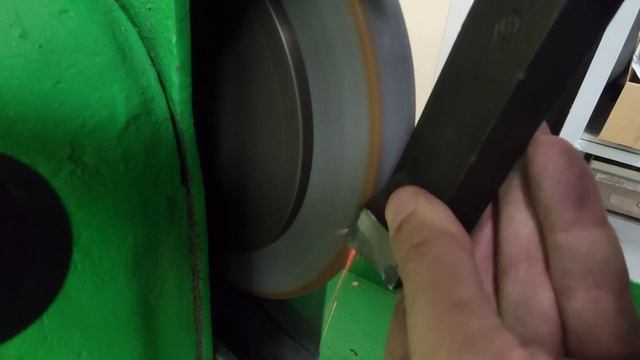 Заточка проходного упорного резца.