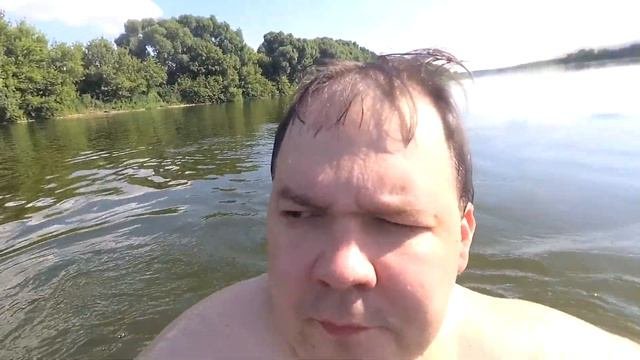 Правозащитник юрист Геннадий Макаров переплывает реку Дон