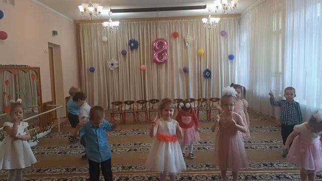 танец "Губки бантиком". Первая младшая группа.