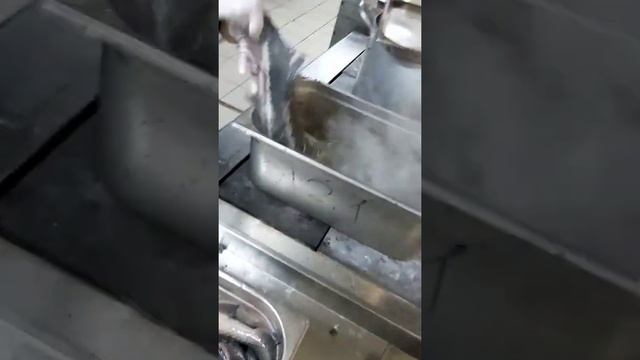 Как правильно чистить рыбу стерлядь за 3 минуты....