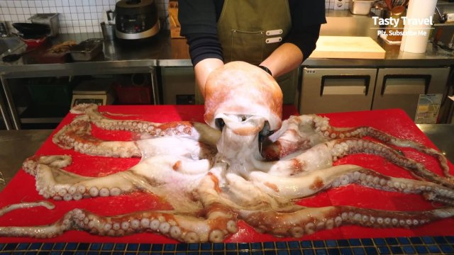 Удивительно вкусные морепродукты: гигантский осьминог, тунец, лосось. Азиатская кухня\Корейская еда