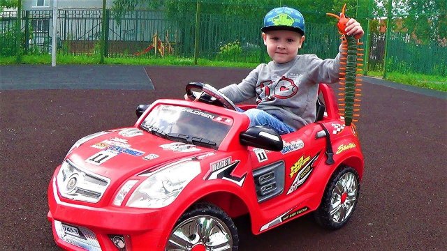 Макс на машинке привез новую игрушку - Игрушки для мальчика - видео для детей