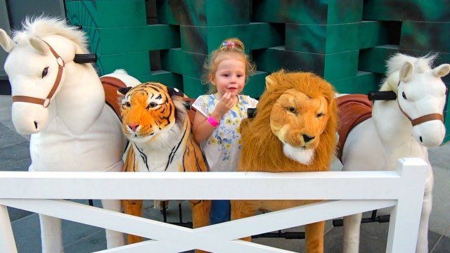 Настя играет в сюжетные игры в музее науки для детей