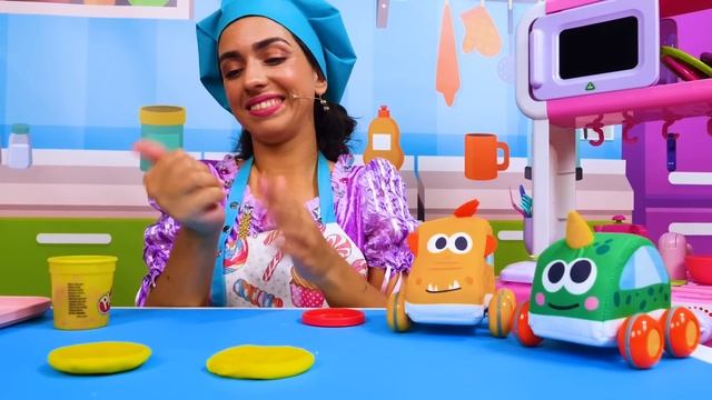Готовлю игрушкам — Готовим пирожки с начинками с игрушками Машинки Мокас — Игры для детей