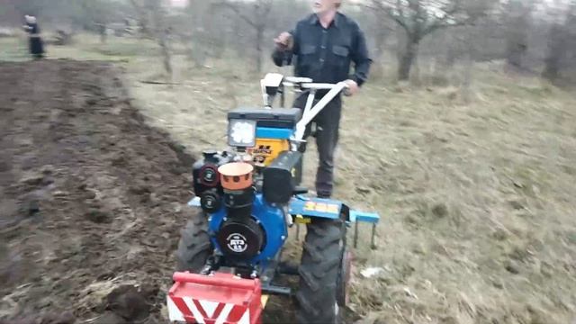 КАК ПАХАТЬ УЧАСТОК МОТОБЛОКОМ С ПЛУГОМ