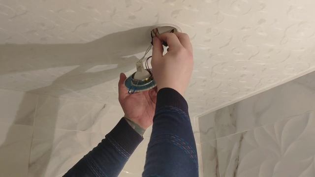 Снять точечный светильник