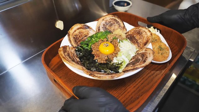 Рамен с огромным количеством мяса