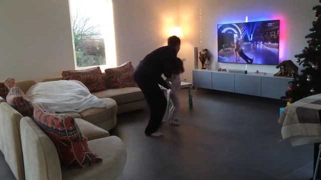 Отец и его маленькая дочка отлично проводят время