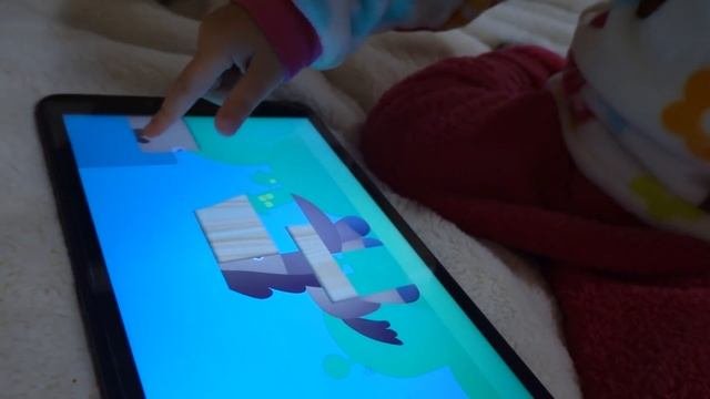 VLOG Алиса научилась играть на планшете