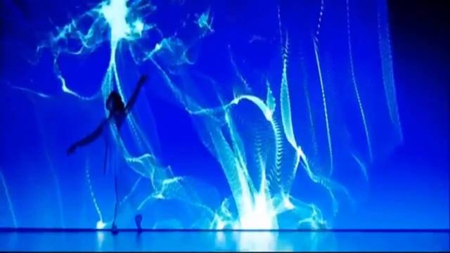 Завораживающий танец со световым шоу