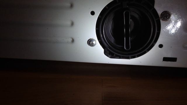 Подтекает фильтр у стиральной машины. Что делать?  2.Стиральная машина гудит,но не работает