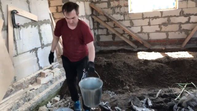Засыпаем пол первого этажа в доме под заливку бетоном стяжку