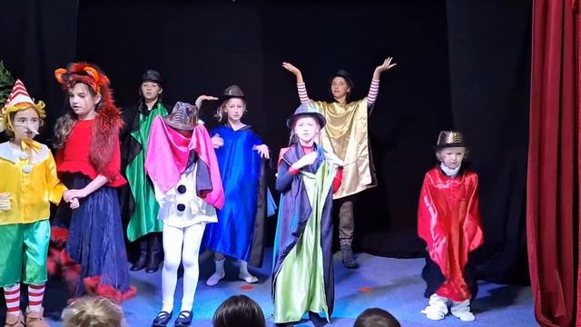 Спектакль "Буратино" в исполнении младшей группы летнего лагеря