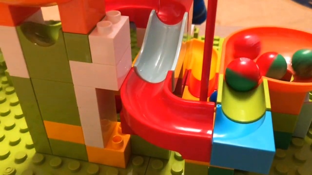 Lego Duplo.  Лего Дупло.  Аналог.  Гоночный трек для шариков. МаксТВ