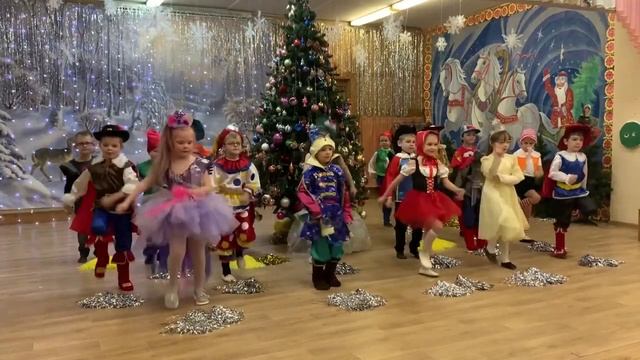 Танец "К нам приходит Новый Год" | Подготовительная группа