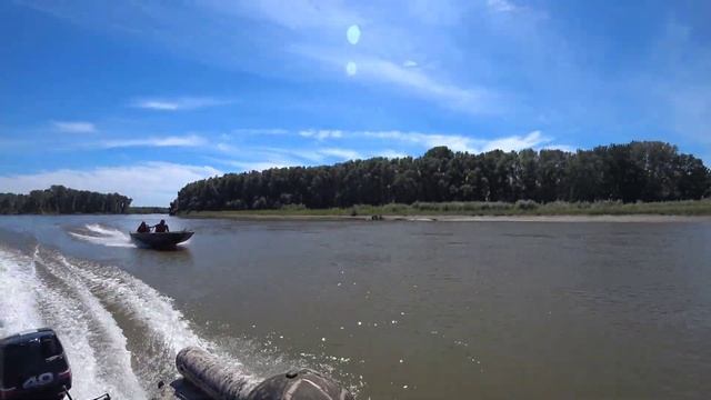 Новая лодка из ПНД 5.5м под болотоходом 30 и 35л.с