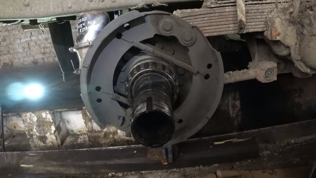 СНЯЛ СТУПИЦУ , КЛЕПАЮ ТОРМОЗНЫЕ НАКЛАДКИ НА КАМАЗ