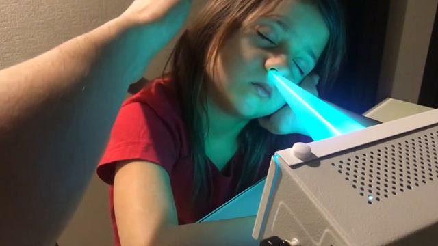 Василина лечит насморк с помощью кварцевого ультрафиолетового облучателя ОУФК ЯИТН.941543.001РЭ