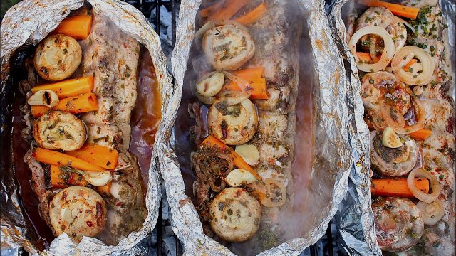 Изумительный рецепт сочного мяса в фольге на мангале. Вкусные и сочные свиные рёбрышки на мангале