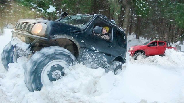 Кто лучше едет по снегу? Мужики поехали на бездорожье в поле и оффроуд пошёл не по плану