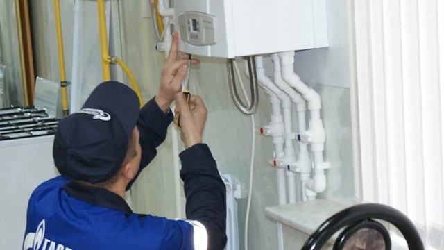 Почему котел (колонка) зажигается с хлопком (бахает)? Все причины в одном видео.