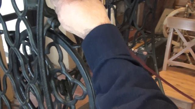 Как надеть и снять шнур (ремень) привода на колесо ножной старинной швейной машинки Зингер