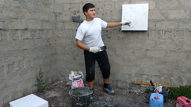 Клей-пена или сухая смесь? Чем лучше приклеить пенопласт?