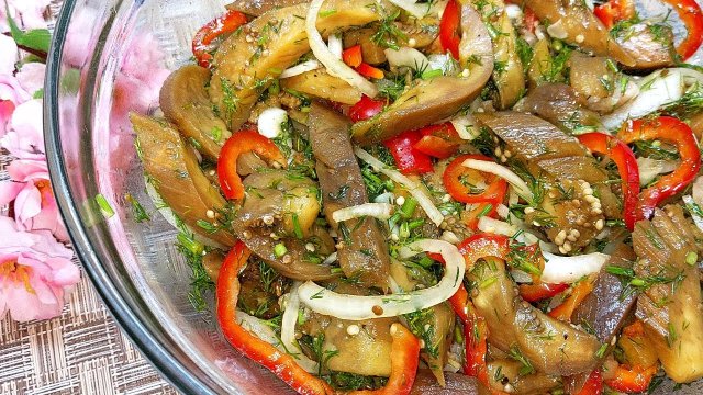 Супер закуска из баклажанов. Чем дольше стоит, тем вкуснее! Очень вкусный салат из баклажан.