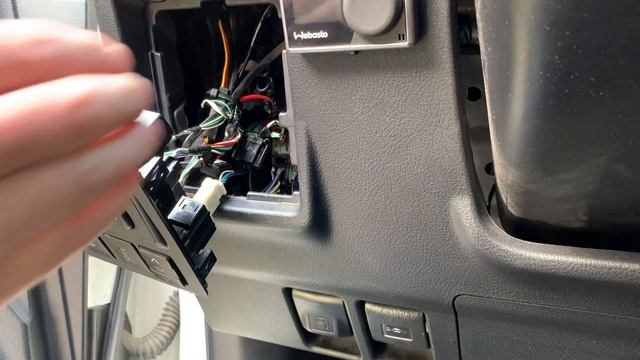 Установка реле «вежливого» поворотника на Тойота Прадо 150.