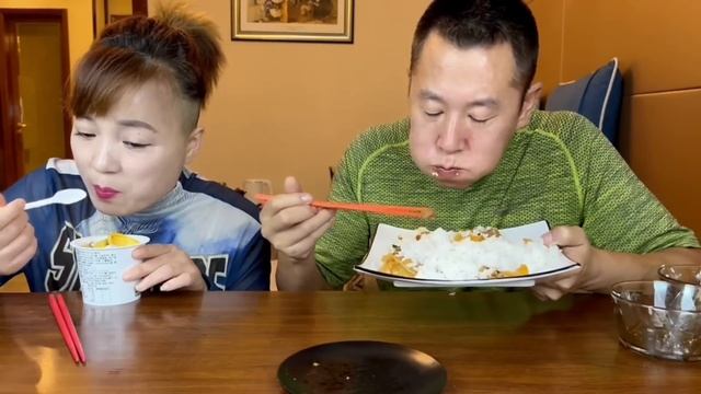 他是什么时候都忘不了吃#eating show#eating challenge#husband and wife eating food#eating#mukbang #asmr eating