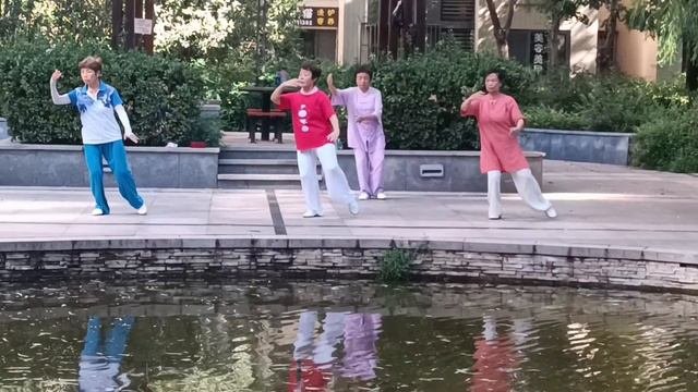 Китайская гимнастика Тайцзицюань_утренняя тренировка китаянок (19.08.22г)