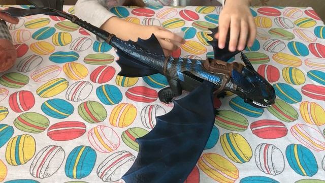 Обзор игрушки Беззубик из фильма Как приручить дракона-3