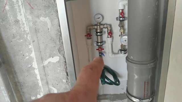 Делаем  короб под счетчик на кухне. Удобное расположение счетчика воды на кухне.