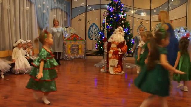 младшая группа танец Маленькие елочки