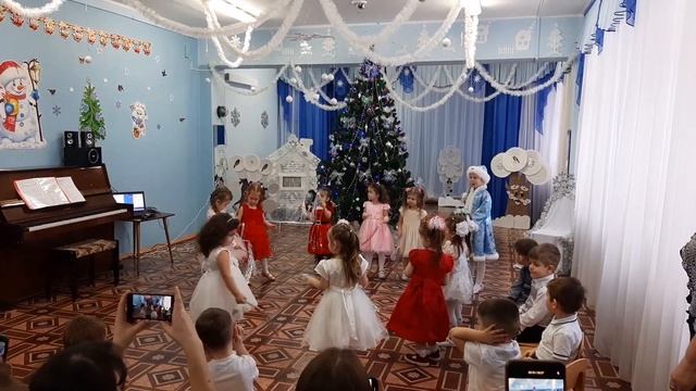 Танец снежинок в младшей группе.