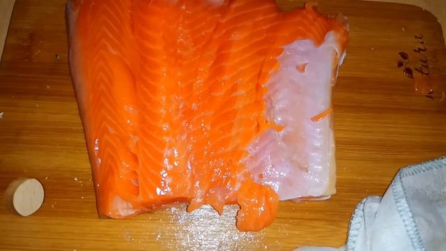 Как засолить красную рыбу солью и сахаром