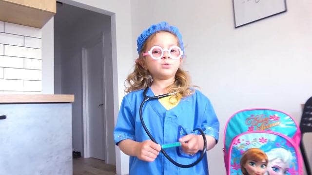Лиза хочет как Ева играть с куклами и быть доктором